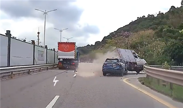 某车企测试车辆追尾小货车：直接将其怼翻在地