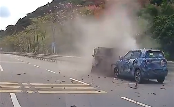 某车企测试车辆追尾小货车：直接将其怼翻在地