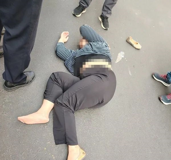 “开门杀”碰上没戴头盔 大妈后脑勺摔伤 汽车全责