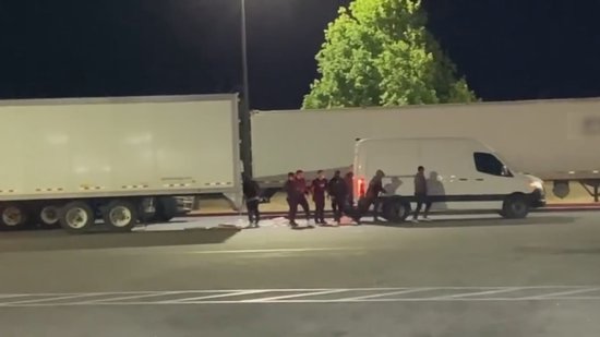去年在加利福尼亚州,一群犯罪嫌疑人从卡车上盗窃货物并装载到他们的车辆上。