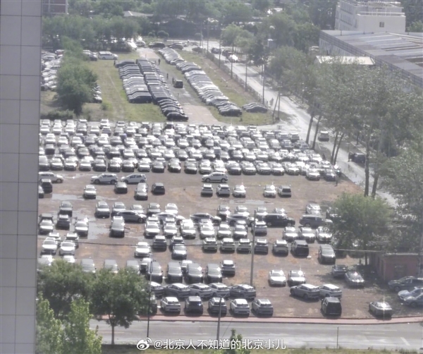 北京冰雹一大众4S店损失惨重：一停车场未上牌新车被砸烂