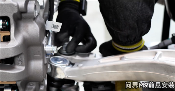 工人抡锤直接敲 道奇汽车底特律工厂生产车间曝光：网友直呼落后