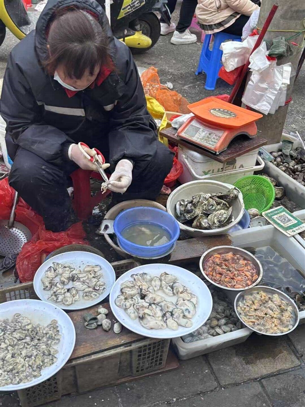 抢微波炉热饭 是打工人的世界大战