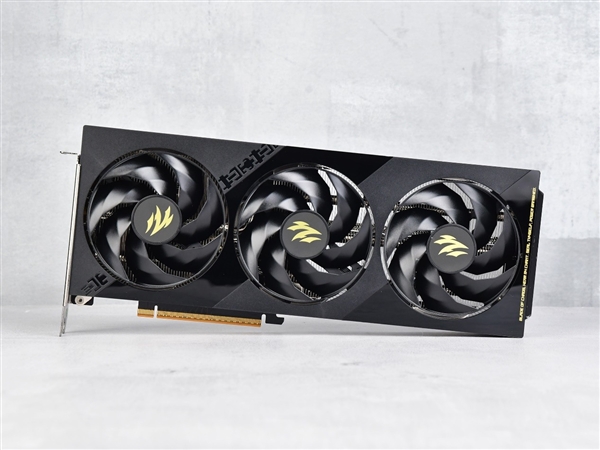 影驰RTX 5060魔刃上手：磁吸RGB光效的50系甜点卡