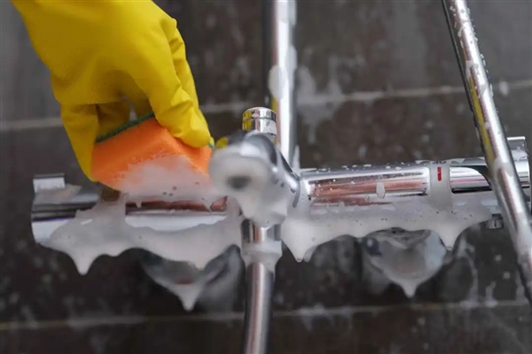 浴室惊现红色水垢：什么鬼 水质太差吗
