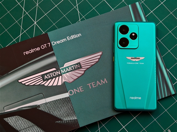 真我GT7阿斯顿马丁限定版官宣：明天见